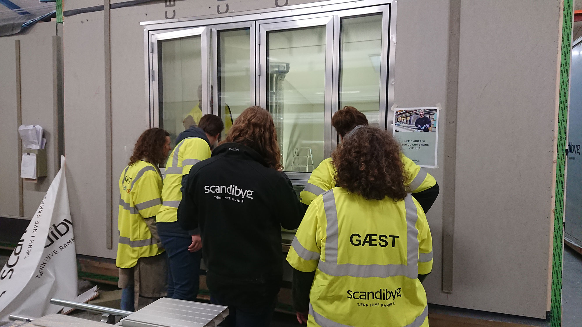 Spændte beboere på fabriksbesøg